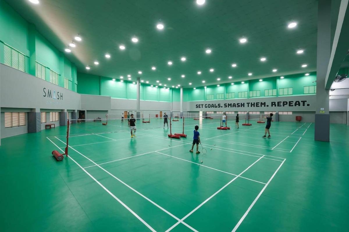 Bikin 10 Lapangan Badminton Dengan Bantuan Mini Excavator Kobelco SK75 Pasti Lebih Mudah
